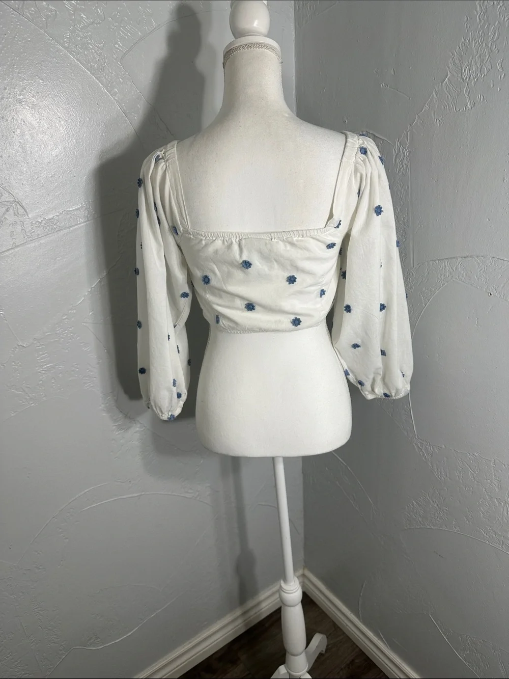 FARM Rio White Puff-Sleeve Crop Top with Blue flowers Print.
